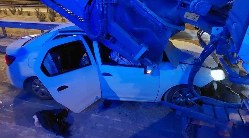 Otomobil asfalt makinesine arkadan &ccedil;arptı: 1 &ouml;l&uuml;, 4 yaralı
