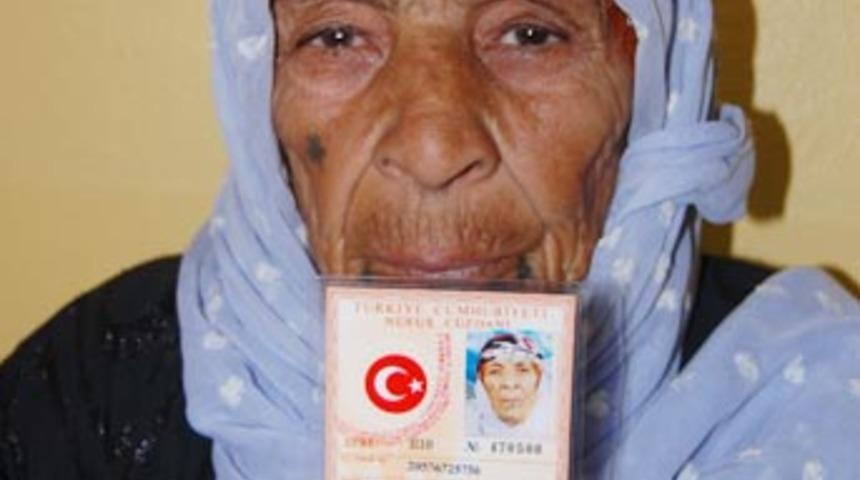 71 yaşında nüfus cüzdanına kavuştu