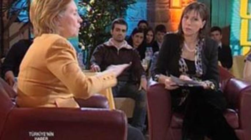 M&uuml;jde Ar, Hillary'i k&ouml;şeye sıkıştırdı!