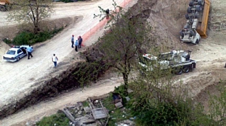 İnşaat kazısına d&uuml;şen kamyonda can pazarı