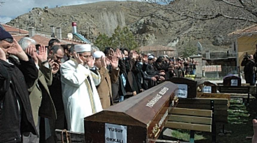 Otoban vahşetinin kurbanları toprağa verildi  