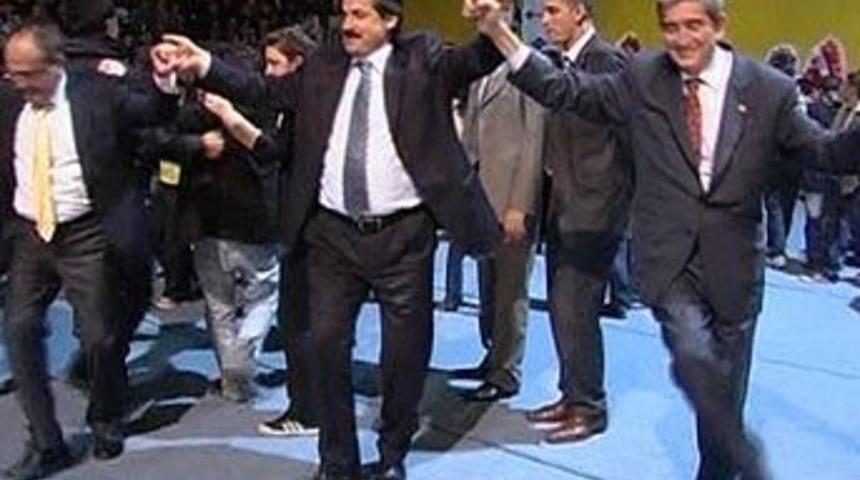 &Ccedil;elik, &Ouml;ymen ile halay &ccedil;ekti