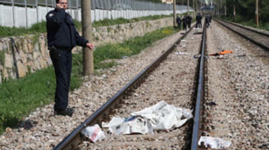 Trenin &ouml;n&uuml;ne atlayarak intihar etti