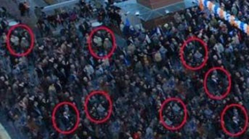 AKP miting i&ccedil;in insan klonlamış!