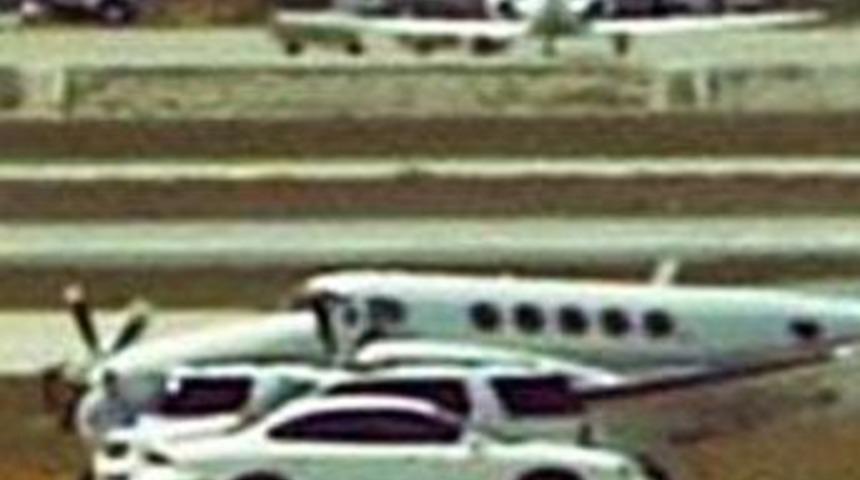 Pilot &ouml;l&uuml;nce u&ccedil;ağı yolcu indirdi