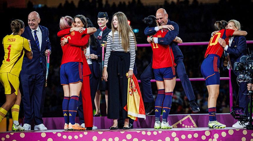 İspanya bu olayla çalkalanıyor! Jennifer Hermoso, kendisini dudağından öpen federasyon başkanını savcılığa şikayet etti...