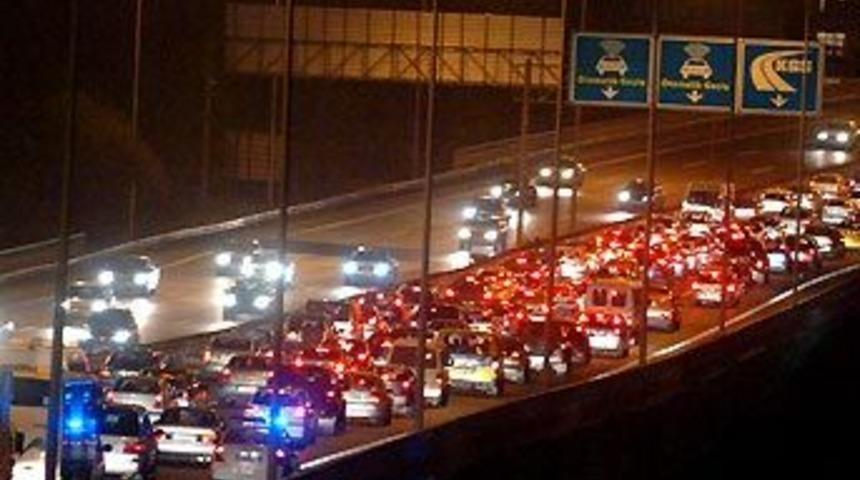 Trafik &ccedil;ıldırttı, vatandaş patladı