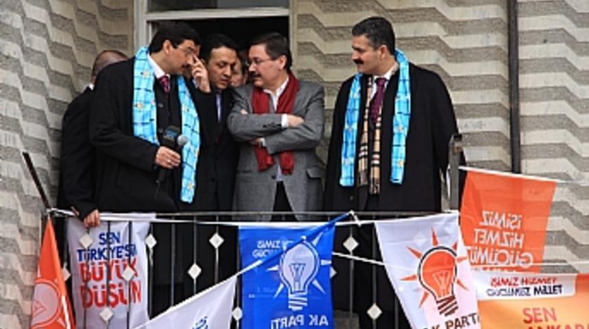 G&ouml;k&ccedil;ek, protestoculara karanfil g&ouml;nderdi