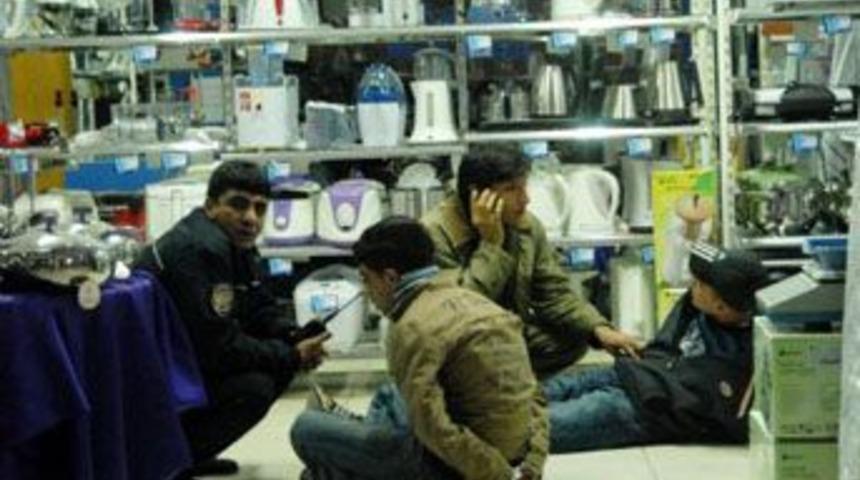 Alo! Hırsızlarla mahsur kaldık!