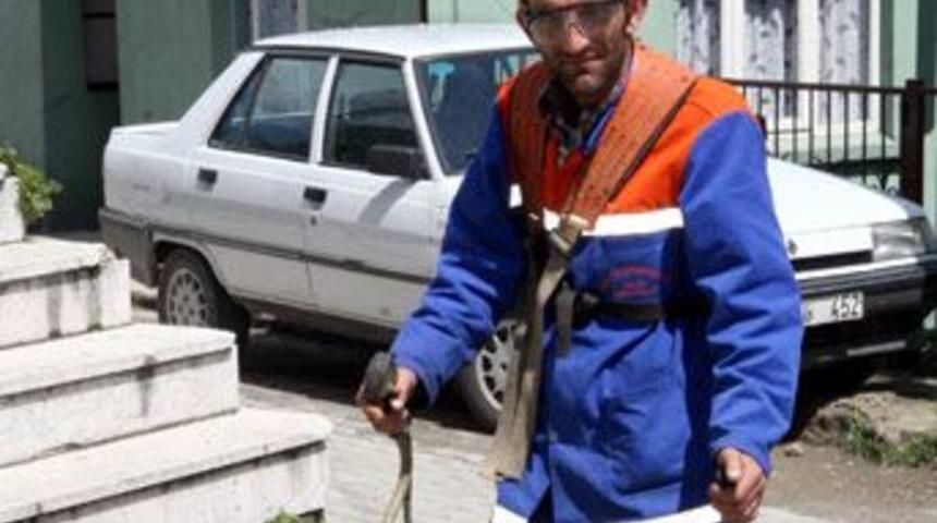 Cinsel organını kene ısırdı