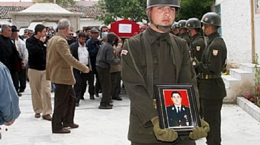 Yarbayın vasiyetini Albay babası yerine getirdi