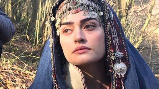 Esra Bilgiç kırmızı elbisesiyle sosyal medyayı yaktı geçti