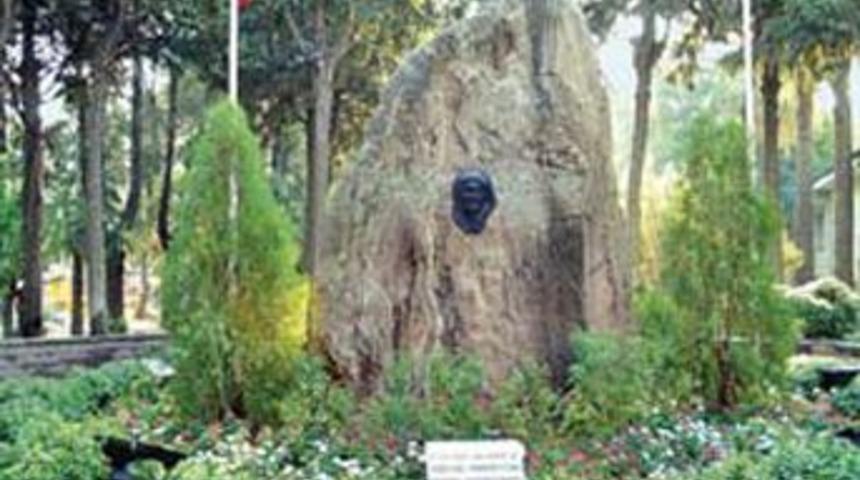 Z&uuml;beyde hanım &ouml;l&uuml;m&uuml;n&uuml;n 86. yılında anıldı