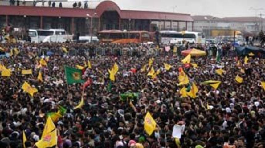 Miting alanında &Ouml;calan'ın posterleri