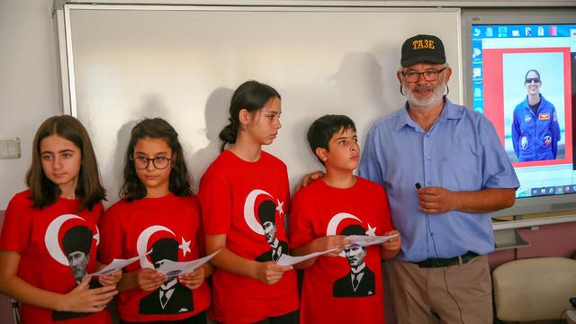 İzmirli öğrenciler telsizle uzaydaki astronota merak ettiklerini sordu