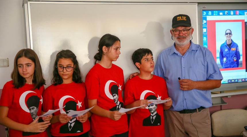 İzmirli öğrenciler telsizle uzaydaki astronota merak ettiklerini sordu