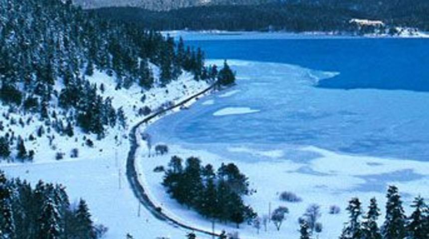 Abant'ta yoğun kar yağışı sevindirdi