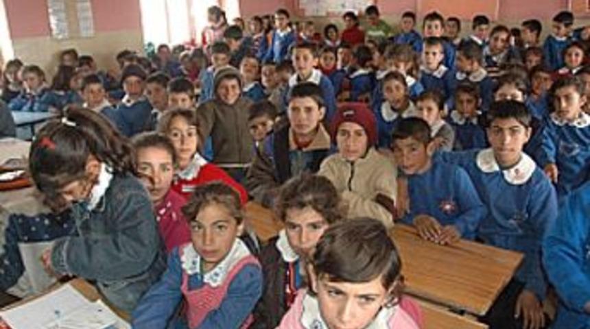 Bir sınıfta 110 &ouml;ğrenci eğitim g&ouml;r&uuml;yor