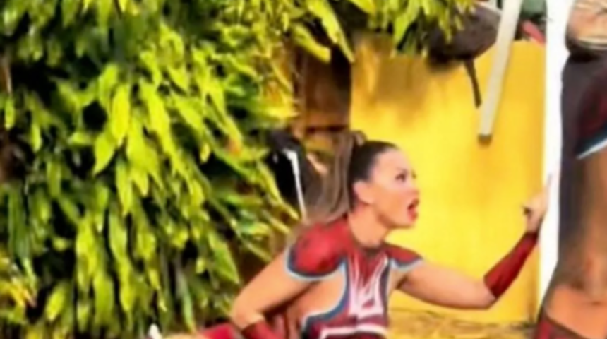 Sosyal medya fenomeni Francia James’in ilginç kavgası! Kıyafetlerini çıkarttı... Tüm vücudunu boyayıp Örümcek Adam’a çevirdi