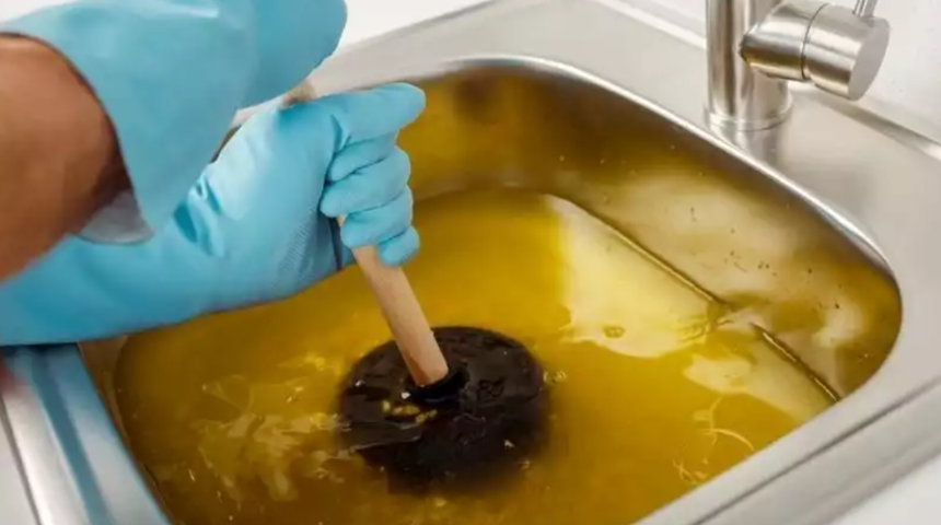 Tıkanmış lavaboyu şıp diye a&ccedil;ıyor! Tesisat&ccedil;ıların sır gibi sakladığı lavabo a&ccedil;ma y&ouml;ntemi