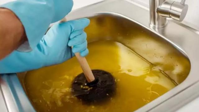 Tıkanmış lavaboyu şıp diye açıyor! Tesisatçıların sır gibi sakladığı lavabo açma yöntemi