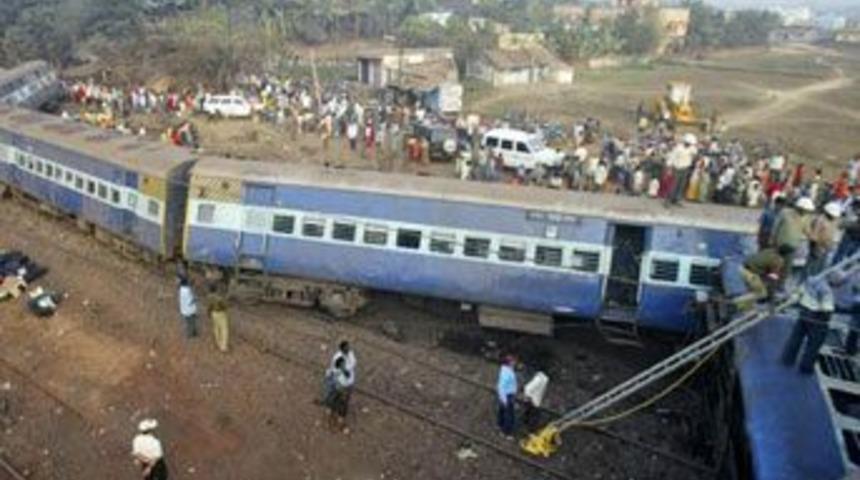 Hindistan'da tren kazası: 16 &ouml;l&uuml;, 161 yaralı