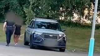 Görevi başındayken kaçamak yaptı! Genç kadının uzun uzun öpüp arka koltuğa doğru götürdü... Pahalıya patladı