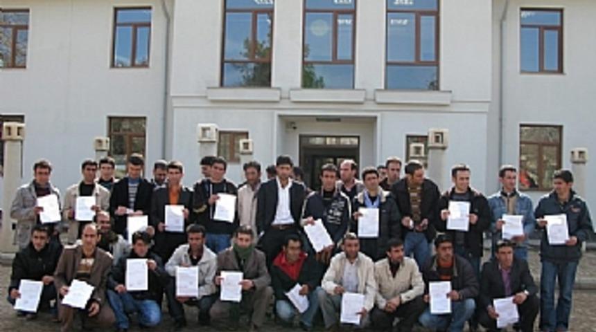 Seslerini duyan yok!