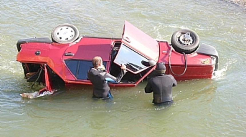 Otomobil ırmağa u&ccedil;tu, i&ccedil;indekiler ka&ccedil;tı