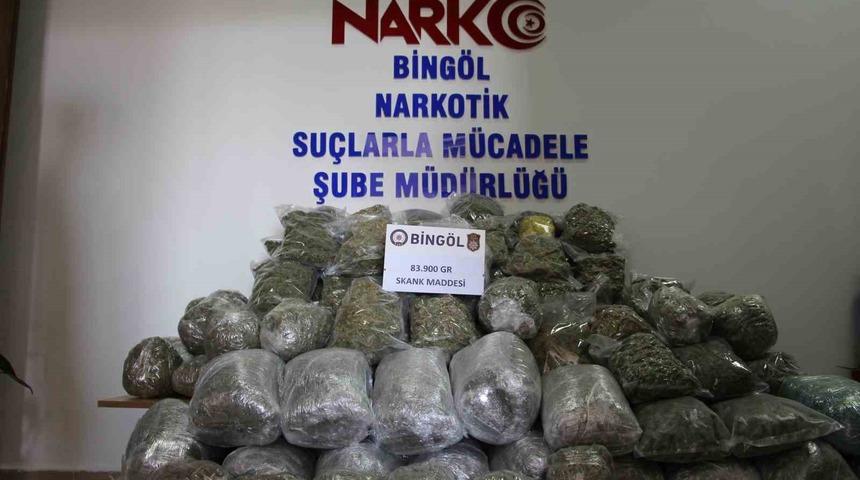 Bing&ouml;l&rsquo;de 84 kilo esrar ele ge&ccedil;irildi: 3 firari şahsı arama &ccedil;alışmaları s&uuml;r&uuml;yor