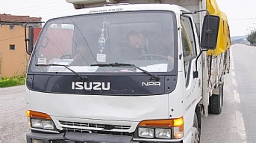 Kamyoneti ile kendi otomobiline &ccedil;arptı: 1 yaralı