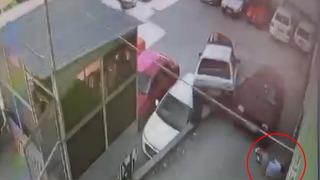 Akıllara durgunluk veren kaza! Yayaya çarpıp araçların üzerine düştü... O anlar kamerada