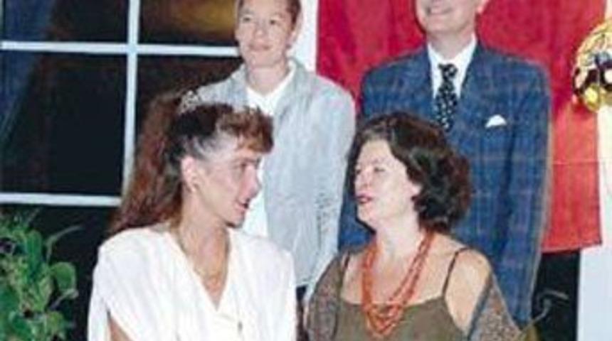 Osmanlı Prensesi yardımla ge&ccedil;iniyor