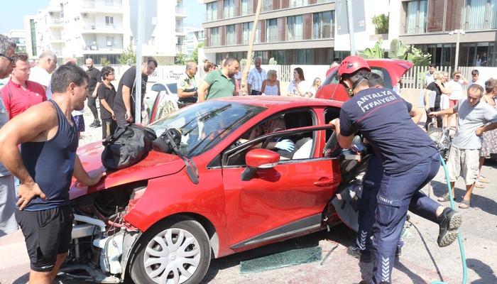 Antalyaspor’un yıldızı Naldo Pereira feci bir trafik kazası geçirdi! 1’i ağır 3 kişi yaralı… Eşi ve oğlu arabadan fırladıAntalyaspor