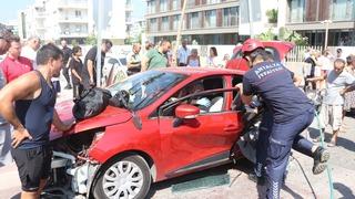 Antalyaspor'un yıldızı Naldo Pereira feci bir trafik kazası geçirdi! 1'i ağır 3 kişi yaralı... Eşi ve oğlu arabadan fırladı