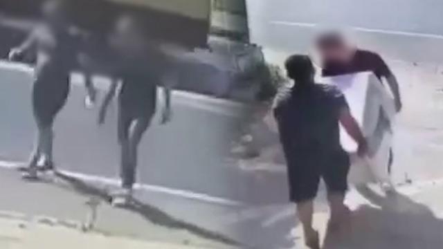 Pişkinliğin böylesi! Yoldan geçen vatandaştan yardım isteyip hırsızlık yaptı