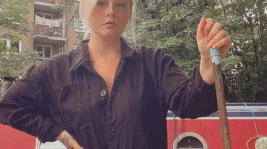 Artan ev kirasına daha fazla dayanamadı! Evinden ayrılıp teknede yaşamaya başladı