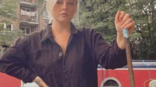 Artan ev kirasına daha fazla dayanamadı! Evinden ayrılıp teknede yaşamaya başladı