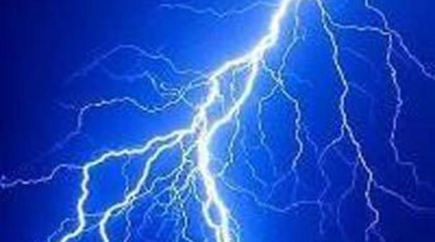 Bakan Aydın'ın u&ccedil;ağına yıldırım &ccedil;arptı