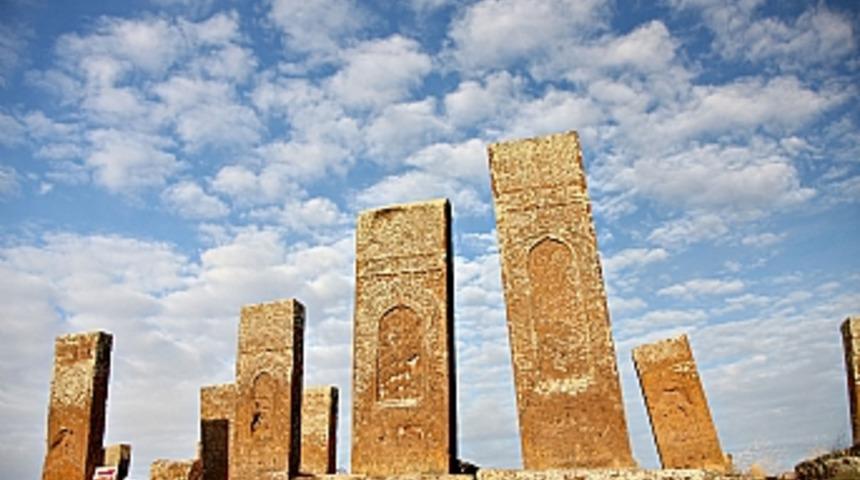 Ahlat'ta şaşırtan mezar taşları