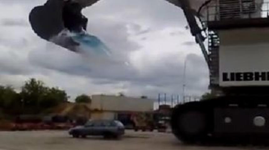 İş makınası aracı pert etti