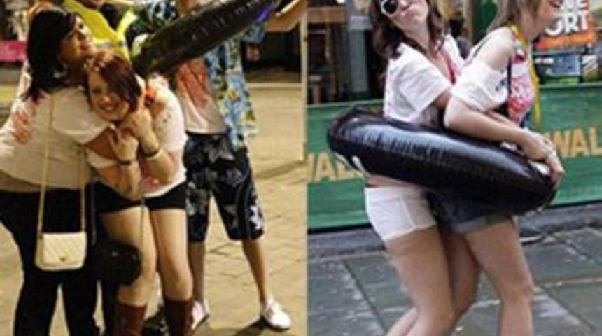 &Ouml;ğrenciler sokakta dağıttı