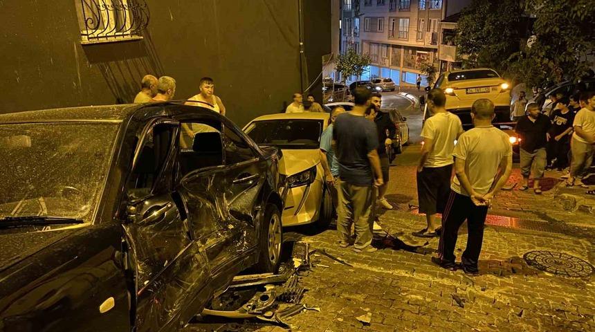 Kağıthane’de freni patlayan taksi yokuş aşağı kayarak 3 araca çarptı: 1 yaralı