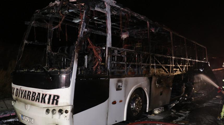 Osmaniye'de seyir halindeki yolcu otobüsü yandı