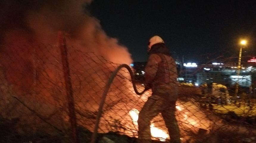 Bağcılar'da geri dönüşüm sahasında çıkan yangın söndürüldü
