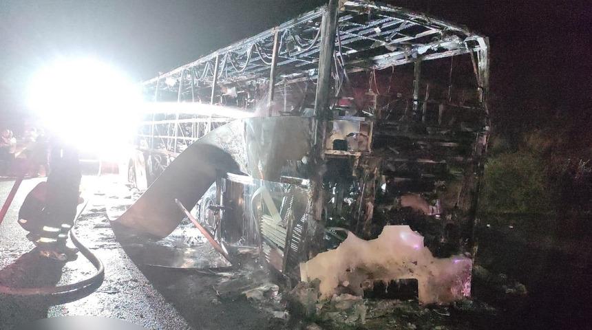 Seyir halindeki yolcu otobüsü alev alev yandı! Yolcular son anda kurtuldu