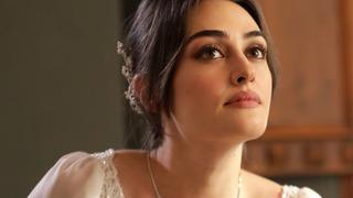 Esra Bilgiç de Melis Sezen gibi şekilden şekle girerek poz verdi!