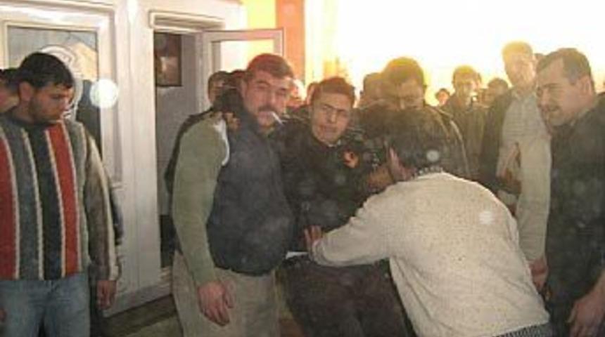 Domates kasası y&uuml;z&uuml;nden kan aktı