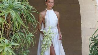 Burcu Esmersoy bir düğün de İstanbul'da yaptı! Gelinliğinin dekoltesi olay oldu