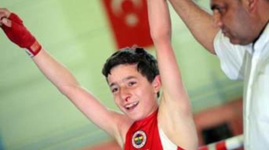 Minik yumruklarıyla yoksulluğu yıktılar